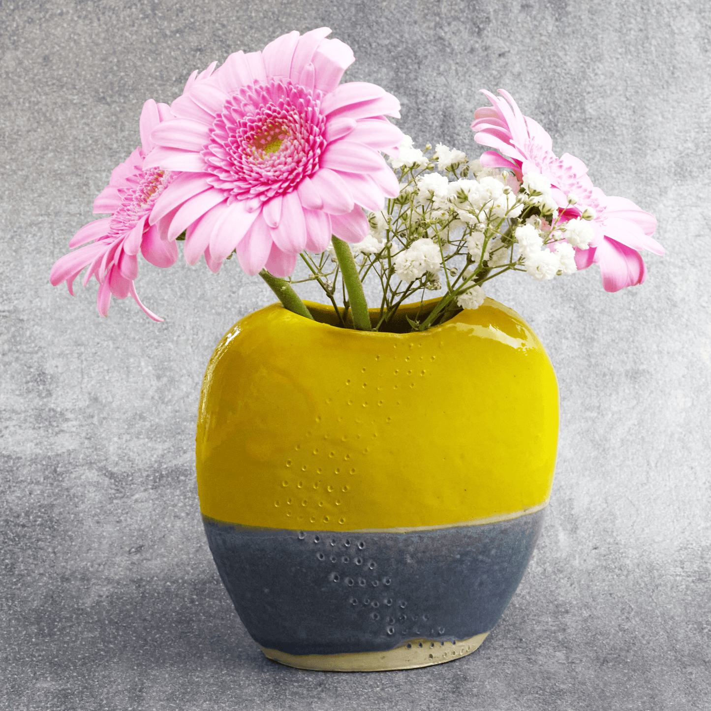 Photo du vase Cloé en situation, avec des fleurs fraîches, illustrant son utilisation dans la décoration