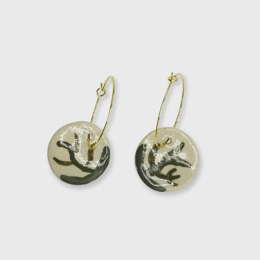Boucles d'oreilles vertes et blanches artisanales en céramique avec dorure en or fin 24K, inspirées par la nature et conçues en Provence.