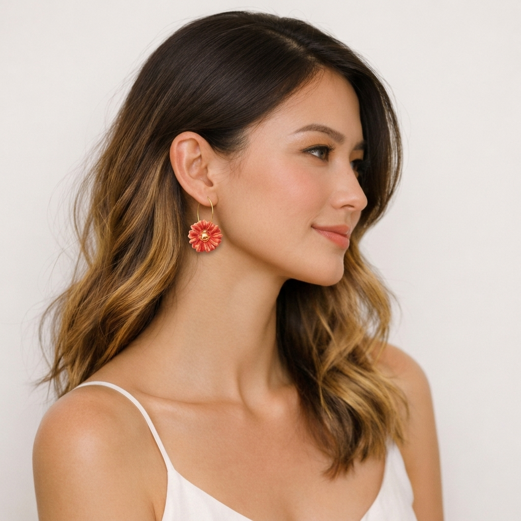 Femme portant des boucles d’oreilles fleur corail en céramique sur anneaux gold filled, bijou artisanal de luxe fabriqué à la main en France par Corinne Céramique à Aix-en-Provence.