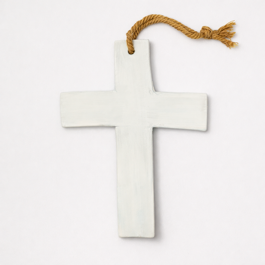 Croix blanche en céramique faite main, grès artisanal, cadeau de baptême dans coffret luxe Corinne Céramique