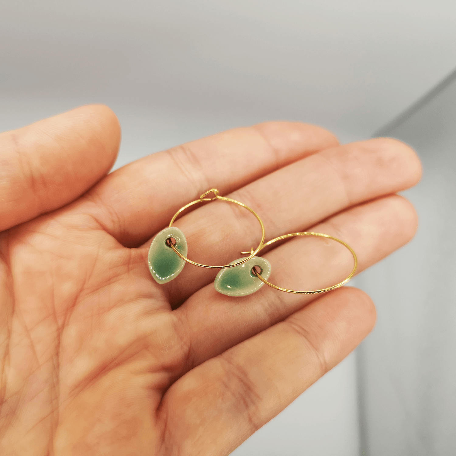 Boucles d'oreilles vert pendante or