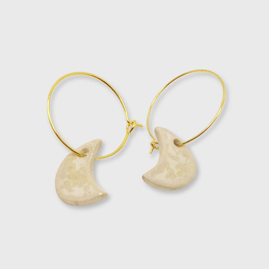 Boucles d'oreilles créoles blanches en céramique avec pendentif croissant lune, minimaliste et fait main en Provence.