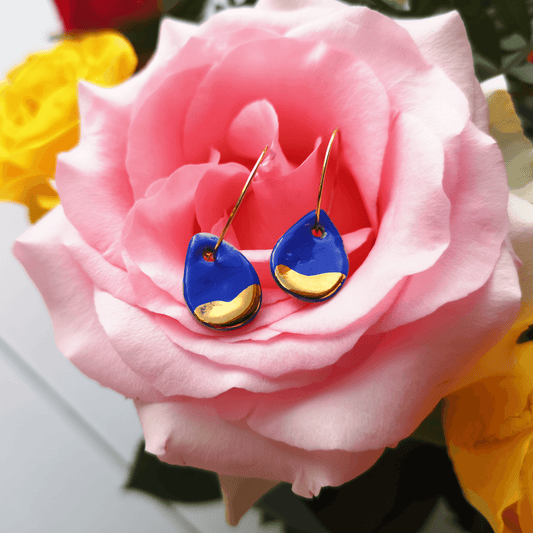 Boucles d'oreilles gouttes bleu Klein sur rose