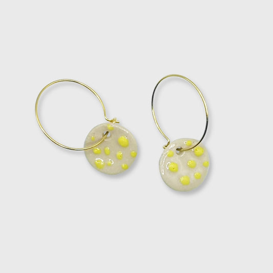 Boucles d'oreilles blanche a pois jaune pendante pour femme ou ado Corinne Ceramique