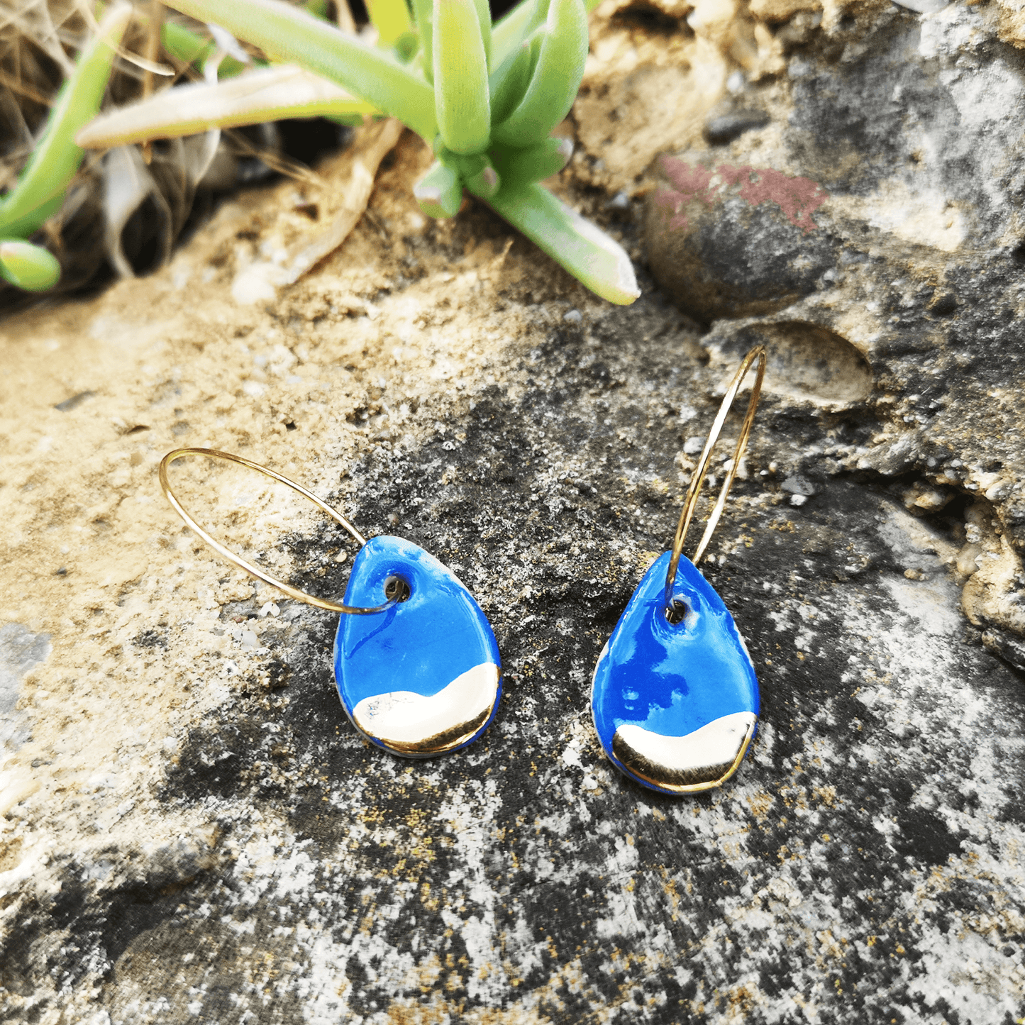 Boucles d'oreilles gouttes bleu Klein sur rocher Corinne Ceramique