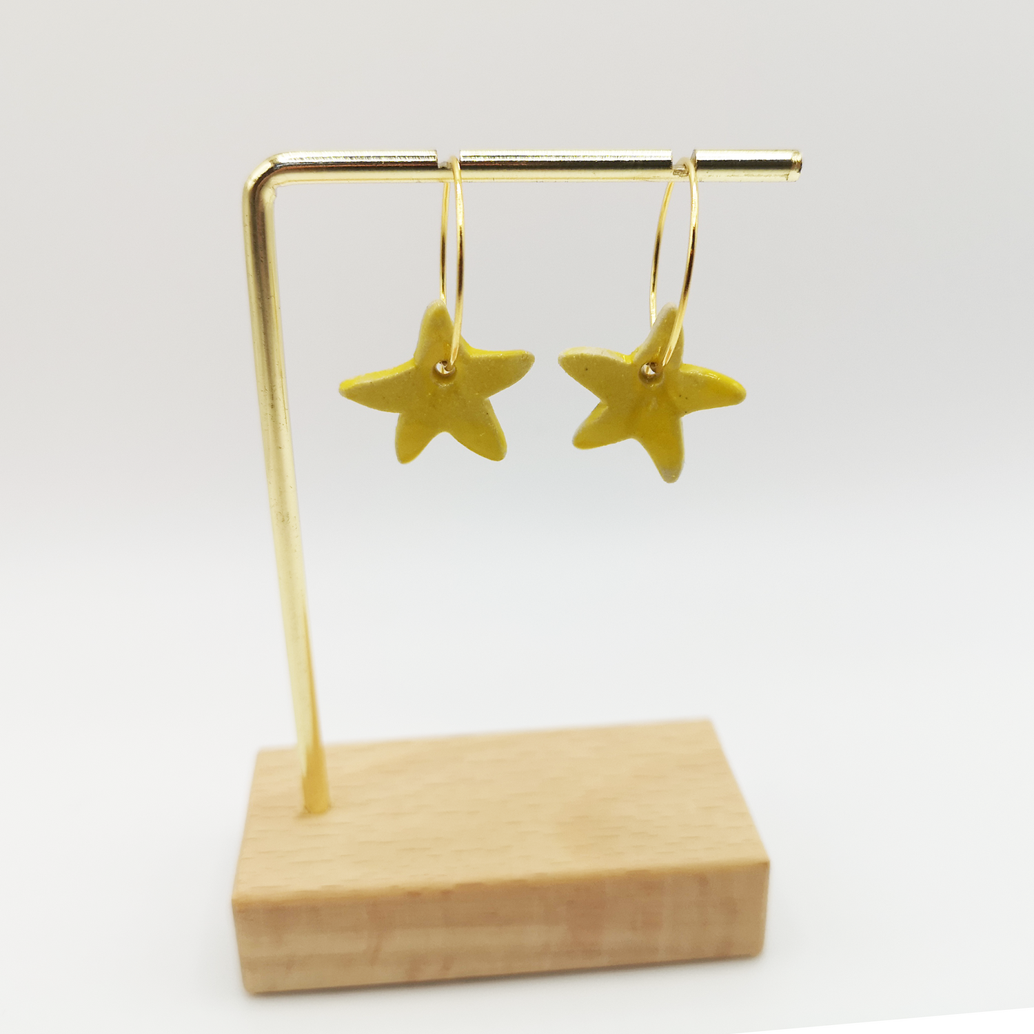 Boucles d'oreilles jaunes étoiles pendantes sur support pour femme ou ado