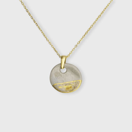Collier médaillon blanc et or fait main en céramique, design élégant et intemporel